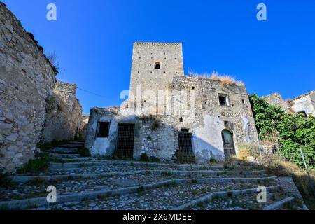 Norman Tower im verlassenen Dorf Craco, Region Basilicata, Italien. Stockfoto