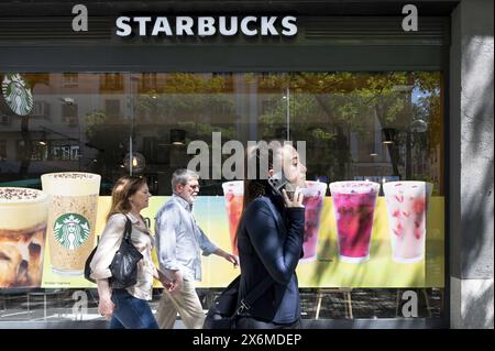 Madrid, Spanien. Mai 2024. Fußgänger spazieren an der amerikanischen multinationalen Starbucks Coffee Store in Spanien vorbei. (Credit Image: © Xavi Lopez/SOPA Images via ZUMA Press Wire) NUR REDAKTIONELLE VERWENDUNG! Nicht für kommerzielle ZWECKE! Stockfoto