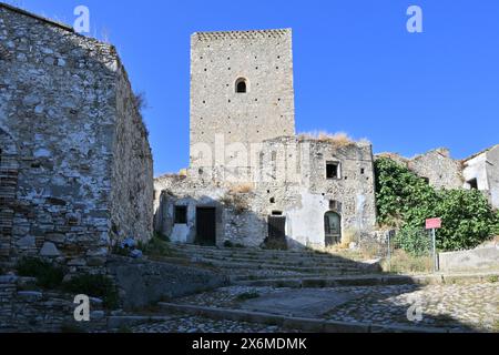 Norman Tower im verlassenen Dorf Craco, Region Basilicata, Italien. Stockfoto