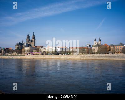 Blick über die Elbe nach Magdeburg, den Magdeburger Dom und das Kloster unserer Lieben Frau, Magdeburg, Sachsen-Anhalt, Mitteldeutschland, Deutschland, Europa Stockfoto