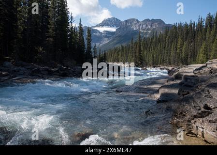 Der Mistaya River liegt am Ende des Mistaya Canyons am Icefield's Parkway im Banff National Park in Alberta in den kanadischen Rocky Mountains. Stockfoto