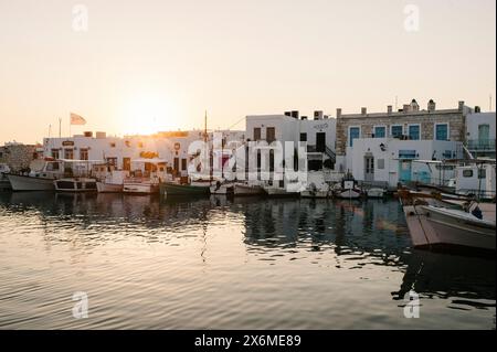 Sonnenuntergang über dem Hafen von Parikia, Paros, Griechenland. Stockfoto