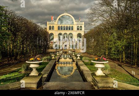 Kaskade mit Festivalhaus in der Flora im Frühjahr, Köln, NRW, Deutschland Stockfoto