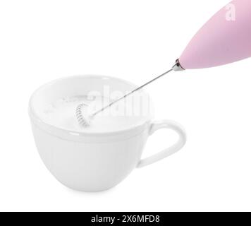 Milch in einer Tasse mit einem Mini-Mixer (Aufschäumer) isoliert auf weiß rühren Stockfoto