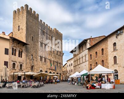 Blick auf die Piazza Garibaldi mit dem Palazzo Comunale und dem Palazzo dei Conti di Biserno, Massa Marittima, Provinz Grosseto, Maremma, Toskana, Stockfoto