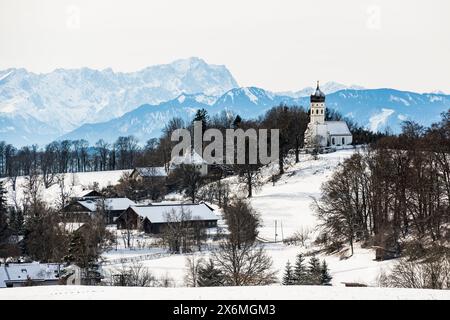 Kirche mit Schnee im Winter, Holzhausen, Starnberger See, Fünfseenland, Pfaffenwinkel, Oberbayern, Bayern, Deutschland Stockfoto