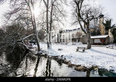 Kloster Bernried mit Schnee im Winter, Bernried, Starnberger See, Fünfseenland, Pfaffenwinkel, Oberbayern, Bayern, Deutschland Stockfoto