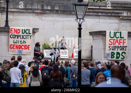 Ein weibliches Personal der UCL schneidet sich mit einem elektrischen Rasierer die Haare, um auf die palästinensischen Frauen zu verweisen, die dasselbe tun, um Krankheiten vorzubeugen, weil sie während der Kundgebung keinen Zugang zu sauberem Wasser haben. Ähnliche Demonstrationen an den US-Universitäten. Studentenproteste und Lager entstanden an den Universitäten in Großbritannien, darunter London, Oxford, Cambridge und Canterbury als Reaktion auf den israelisch-Gaza-Krieg. Das University College London (UCL) begann fast zwei Wochen zu demonstrieren, die Studenten und Mitarbeiter der UCL bezeichneten den 76. Jahrestag der Nakba. Nakba bedeutet wörtlich "Katastrophe" auf Arabisch. Stockfoto