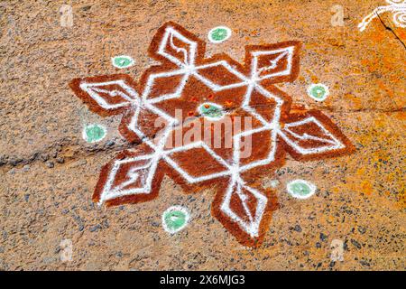 Ein Kolam in Indien. Kolam, auch bekannt als Muggu in Telugu und Rangoli in anderen Teilen Indiens Stockfoto