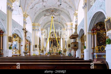 Barocke Innenausstattung der Klosterkirche St. Michael, der ehemaligen Benediktinerabtei im Dorf Attel bei Wasserburg am Inn in Oberbayern Stockfoto