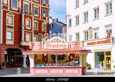 Historischer Stand für geröstete Mandeln am Max Josefs-Platz mit Marien-Apotheke in Rosenheim in Oberbayern Stockfoto