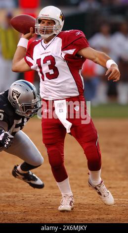 Kurt Warner, Quarterback der Arizona Cardinals, streift am Freitag, den 26. August 17-16 im McAfee Coliseum in Oakland, Kalifornien, beim Sieg über die Oakland Raiders 2005. Stockfoto