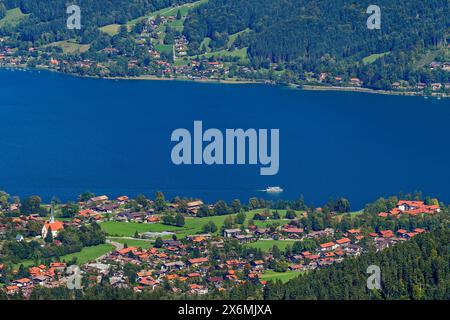 Blick auf Bad Wiessee und Tegernsee von Hirschberg, Bayerische Alpen, Oberbayern, Bayern, Deutschland Stockfoto