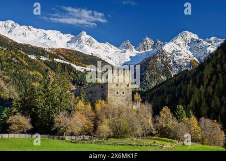 Schloss Berneck im herbstlichen Kaunertal mit Ötztaler Alpen im Hintergrund, Kaunertal, Ötztaler Alpen, Tirol, Österreich Stockfoto