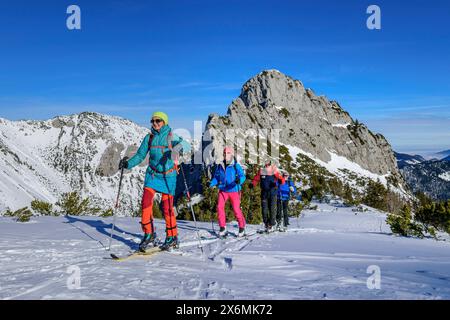 Vier Personen auf Skitour auf der Auerspitze, Ruchenköpfe im Hintergrund, Spitzing, Bayerische Alpen, Oberbayern, Bayern, Deutschland Stockfoto