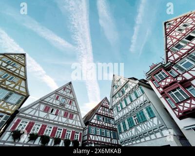 Blick von unten auf mittelalterliche Fachwerkgiebel in Herrenberg, Baden-Württemberg, Deutschland Stockfoto