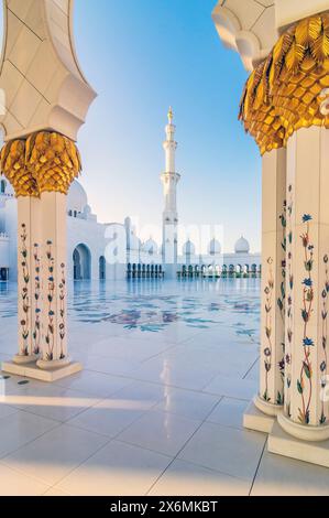 Blick auf Abu Dhabi, die Hauptstadt der Vereinigten Arabischen Emirate. Hier die Scheich-Zayed-Moschee. Stockfoto