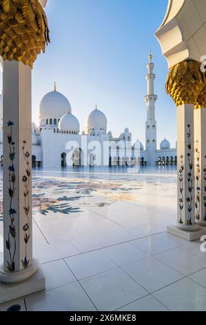 Blick auf Abu Dhabi, die Hauptstadt der Vereinigten Arabischen Emirate. Hier die Scheich-Zayed-Moschee. Stockfoto