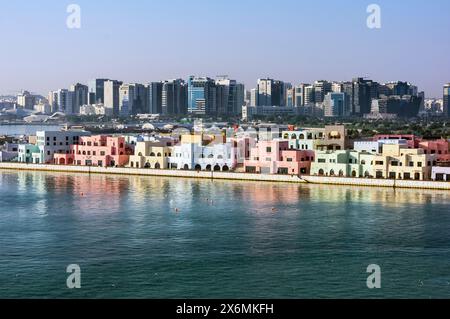 Hafenblick mit Wolkenkratzern und Schiffen in Doha, der Hauptstadt von Katar am Persischen Golf. Stockfoto