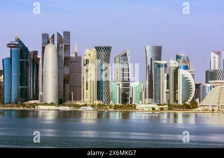 Hafenblick, die Corniche mit Wolkenkratzern und Schiffen in Doha, der Hauptstadt von Katar im Persischen Golf. Stockfoto