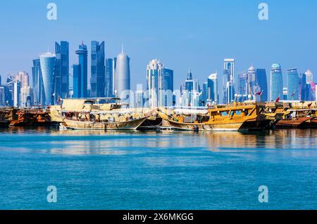 Hafenblick mit Wolkenkratzern und Schiffen in Doha, der Hauptstadt von Katar am Persischen Golf. Stockfoto