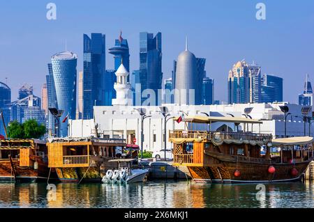 Hafenblick mit Wolkenkratzern und Schiffen in Doha, der Hauptstadt von Katar am Persischen Golf. Stockfoto