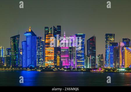 Hafenblick mit Wolkenkratzern und Schiffen in Doha, der Hauptstadt von Katar am Persischen Golf. Stockfoto