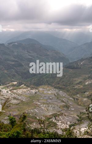 Wunderschöner Sonnenuntergang über Yuanyang Reisterrassen in Laohuzui Gegend, Yunnan, China. UNESCO-Weltkulturerbe Stockfoto