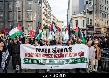 Istanbul, Türkei. Mai 2024. Demonstranten marschierten mit palästinensischen Fahnen und Spruchbändern in der Hand. Menschen versammeln sich, um gegen israelische Angriffe auf Gaza zu protestieren und um den 76. Jahrestag des Nakba-Tages in Istanbul, Türkei, zu feiern. In Eminonu fand anlässlich des Nakba-Tages ein Gedenkprotest statt. Demonstranten versammelten sich vor dem großen Postamt (PTT) in Sirkeci und marschierten zum Eminonu-Platz. Quelle: SOPA Images Limited/Alamy Live News Stockfoto