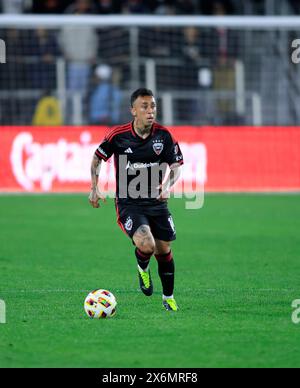 15. Mai 2024: Martin Rodriguez, Mittelfeldspieler von D.C. United (14), will den Ball während eines MLS-Fußballspiels zwischen D.C. United und den New York Red Bulls auf dem Audi Field in Washington DC passieren. Justin Cooper/CSM Stockfoto