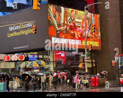 Times Square in New York an einer regnerischen Nacht. Stockfoto