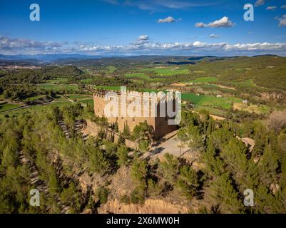 Blick aus der Vogelperspektive auf die Burg Balsareny, umgeben von grünen Feldern an einem Frühlingnachmittag (Bages, Barcelona, Katalonien, Spanien) Stockfoto