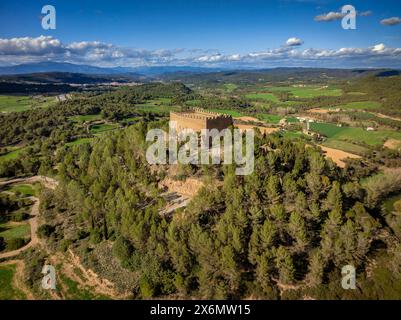 Blick aus der Vogelperspektive auf die Burg Balsareny, umgeben von grünen Feldern an einem Frühlingnachmittag (Bages, Barcelona, Katalonien, Spanien) Stockfoto