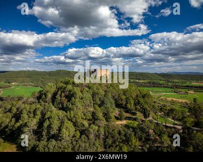 Blick aus der Vogelperspektive auf die Burg Balsareny, umgeben von grünen Feldern an einem Frühlingnachmittag (Bages, Barcelona, Katalonien, Spanien) Stockfoto