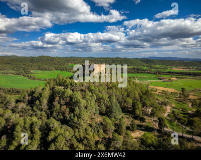 Blick aus der Vogelperspektive auf die Burg Balsareny, umgeben von grünen Feldern an einem Frühlingnachmittag (Bages, Barcelona, Katalonien, Spanien) Stockfoto