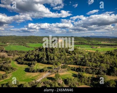 Blick aus der Vogelperspektive auf die Burg Balsareny, umgeben von grünen Feldern an einem Frühlingnachmittag (Bages, Barcelona, Katalonien, Spanien) Stockfoto