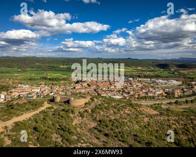 Luftaufnahme des Dorfes Balsareny an einem Frühlingnachmittag (Bages, Barcelona, Katalonien, Spanien) ESP Vista aérea de Balsareny en primavera, Cataluña Stockfoto