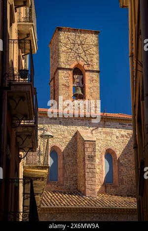 Glockenturm der Kirche Sant Pere d'Or, von einer Straße im Zentrum von Santpedor aus gesehen (Bages, Barcelona, ​​Catalonia, Spanien) Stockfoto