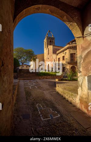 Kirche Sant Fruitós de Bages an einem Frühlingnachmittag (Bages, Barcelona, ​​Catalonia, Spanien) ESP: Iglesia de Sant Fruitós de Bages, Barcelona, España Stockfoto