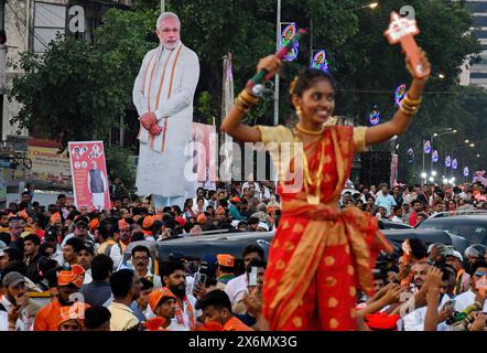 Mumbai, Indien. Mai 2024. Jugendliche treten auf den Straßen vor der Roadshow von Premierminister Narendra Modi in Mumbai auf. Der indische Premierminister Narendra Modi hielt eine Roadshow in Ghatkopar (Gebiet im nordöstlichen Vorort) in Mumbai ab, um die Kandidaten der Bharatiya Janata Party (BJP) bei den Wahlen in Lok Sabha zu unterstützen, da die Stadt am 20. Mai 2024 zur Wahl gehen wird. Quelle: SOPA Images Limited/Alamy Live News Stockfoto