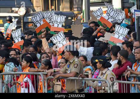 Mumbai, Indien. Mai 2024. Anhänger der Bharatiya Janata Party (BJP) werden vor der Roadshow in Mumbai mit einem Ausschnitt aus Lotus (Symbol der BJP) gesehen. Der indische Premierminister Narendra Modi hielt eine Roadshow in Ghatkopar (Gebiet im nordöstlichen Vorort) in Mumbai ab, um die Kandidaten der Bharatiya Janata Party (BJP) bei den Wahlen in Lok Sabha zu unterstützen, da die Stadt am 20. Mai 2024 zur Wahl gehen wird. Quelle: SOPA Images Limited/Alamy Live News Stockfoto