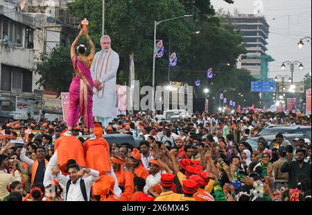 Mumbai, Indien. Mai 2024. Jugendliche treten auf den Straßen vor der Roadshow von Premierminister Narendra Modi in Mumbai auf. Der indische Premierminister Narendra Modi hielt eine Roadshow in Ghatkopar (Gebiet im nordöstlichen Vorort) in Mumbai ab, um die Kandidaten der Bharatiya Janata Party (BJP) bei den Wahlen in Lok Sabha zu unterstützen, da die Stadt am 20. Mai 2024 zur Wahl gehen wird. Quelle: SOPA Images Limited/Alamy Live News Stockfoto