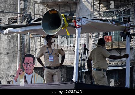 Mumbai, Indien. Mai 2024. Vor der Roadshow in Mumbai stehen Polizisten neben einem ausgeschnittenen Poster des verstorbenen indischen Politikers Balasaheb Thackeray, dem Gründer der Partei Shiv Sena, Wache. Der indische Premierminister Narendra Modi hielt eine Roadshow in Ghatkopar (Gebiet im nordöstlichen Vorort) in Mumbai ab, um die Kandidaten der Bharatiya Janata Party (BJP) bei den Wahlen in Lok Sabha zu unterstützen, da die Stadt am 20. Mai 2024 zur Wahl gehen wird. Quelle: SOPA Images Limited/Alamy Live News Stockfoto