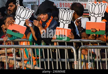 Mumbai, Indien. Mai 2024. Anhänger der Bharatiya Janata Party (BJP) werden vor der Roadshow in Mumbai mit einem Ausschnitt aus Lotus (Symbol der BJP) gesehen. Der indische Premierminister Narendra Modi hielt eine Roadshow in Ghatkopar (Gebiet im nordöstlichen Vorort) in Mumbai ab, um die Kandidaten der Bharatiya Janata Party (BJP) bei den Wahlen in Lok Sabha zu unterstützen, da die Stadt am 20. Mai 2024 zur Wahl gehen wird. Quelle: SOPA Images Limited/Alamy Live News Stockfoto