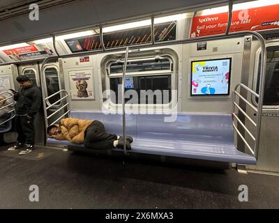 Mann, der in der U-Bahn von NYC schläft. Stockfoto