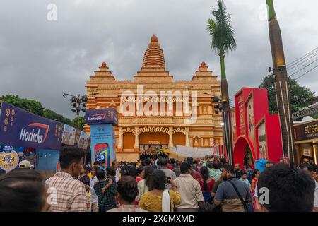 Kolkata, Westbengalen, Indien, 4. Oktober 2022: Wunderschön dekoriertes Durga Puja Idol in Bagbazar Sarbojonin puja Pandal. Durga Puja Festival. Stockfoto