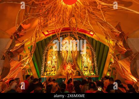 Kolkata, Westbengalen, Indien, 4. Oktober 2022: Gläubige besuchen den beleuchteten und dekorierten Durga Puja Pandal. Durga Puja ist ein großes Festival des Hinduismus. Stockfoto