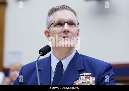 Washington, Vereinigte Staaten. Mai 2024. Vize-Admiral Peter Gautier, Deputy Commandant for Operations, United States Coast Guard, sagte bei einer Anhörung des House Committee on Transport and Infrastructure über den Zusammenbruch der Francis Scott Key Bridge auf dem Capitol Hill in Washington DC am Mittwoch, den 15. Mai 2024 aus. Quelle: Aaron Schwartz/CNP/dpa/Alamy Live News Stockfoto