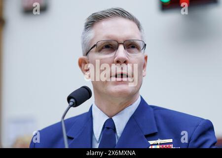 Washington, Vereinigte Staaten. Mai 2024. Vize-Admiral Peter Gautier, Deputy Commandant for Operations, United States Coast Guard, sagte bei einer Anhörung des House Committee on Transport and Infrastructure über den Zusammenbruch der Francis Scott Key Bridge auf dem Capitol Hill in Washington DC am Mittwoch, den 15. Mai 2024 aus. Quelle: Aaron Schwartz/CNP/dpa/Alamy Live News Stockfoto