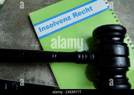Konzept des Lernens von Sprache - Deutsch. Insolvenz Recht es bedeutet Insolvenzrecht, das auf Buch geschrieben ist. Deutsche Sprache isoliert auf Holztisch. Isoliert am Stockfoto